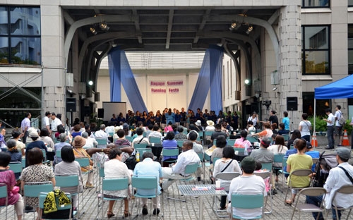 教会前の広場でゴスペルの演奏を楽しむ来場者たち＝２８日、東京都新宿区の淀橋教会で