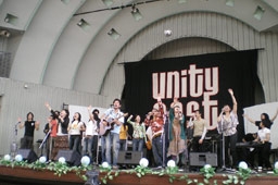 「Unity Fest '０７」最終日の様子＝１２日、東京・上野公園水上音楽堂で