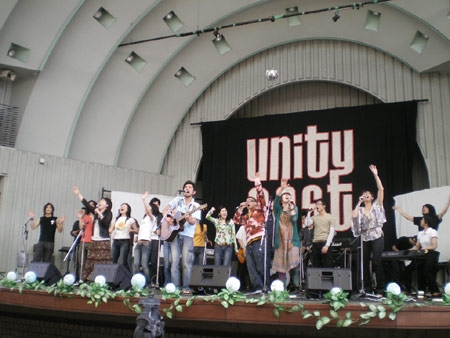 賛美伝道集会「Unity Fest '０７」最終日のメインコンサート「リバイブ・バイブレーション」で、手を高く上げながら全力で主に賛美をささげる参加アーティストたち＝１２日、東京・上野公園水上音楽堂で