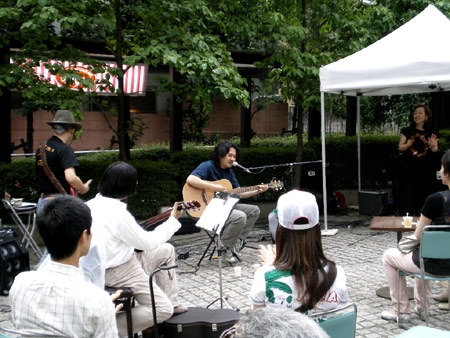 東京・淀橋教会の音楽伝道会「アガペー・イブニング・セレブレーション」の屋外コンサートで、集まった人々にゴスペルソングを通して福音を伝える音楽・総合伝道プロダクション「One Music」代表の木村基一さん＝２７日