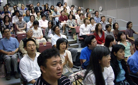 レイモンド・ムーイ師の来日セミナー初日、約１００人が詰め掛け会場は満席に＝１８日、東京・なかのＺＥＲＯ・視聴覚ホールで