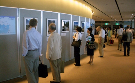 日本聖書協会主催「国際聖書フォーラム」の会場で、写真家横山匡の作品約４０点が展示された＝２７日、東京・千代田区の東京国際フォーラムで