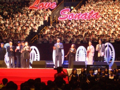 ラブソナタ２００７東京大会の午後７時からの本番を前に、日本人のための文化集会が午後５時から開催され、千人の聖歌隊による賛美などが披露された＝２４日、さいたまスーパーアリーナで