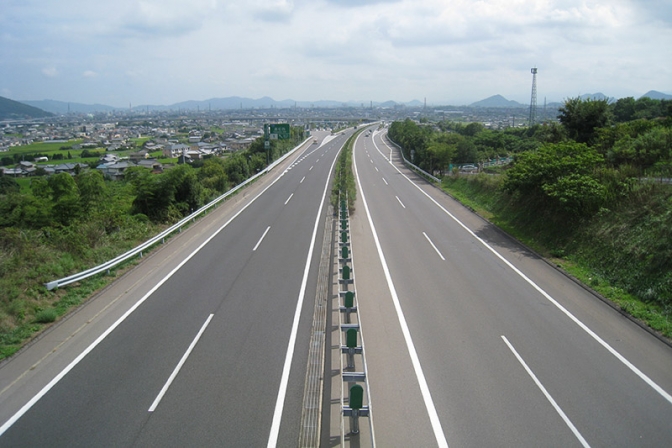 香川県・高松自動車道を８１歳男性が逆走　Ｕターンして上下両線を逆走か