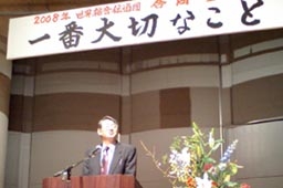 第二聖会で司会をする高橋博牧師（世界福音伝道団・長浜キリスト教会）＝１１日、滋賀県栗東市で