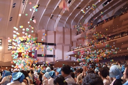 大会のフィナーレでは、参加者一人ひとりがそれぞれの“夢”を託した紙飛行機を飛ばし、会場いっぱいに広がった＝２９日、パシフィコ横浜で