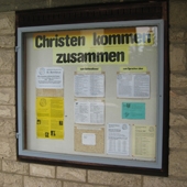 下宿先のすぐそばにあった教会の掲示板。掲示板の上には、ドイツ語で「クリスチャンの人、共に集おう」と描かれている。