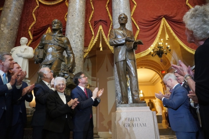 ビリー・グラハム氏の銅像、米連邦議会議事堂に設置される