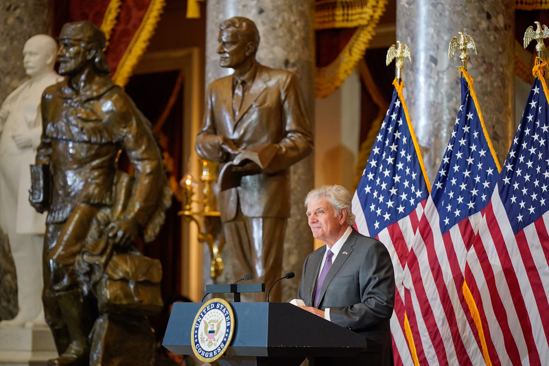 ビリー・グラハム氏の銅像、米連邦議会議事堂に設置される