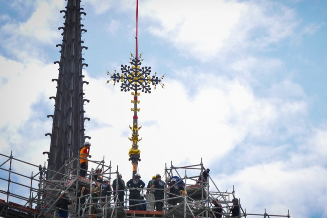 火災で壊滅的被害受けたノートルダム大聖堂、長さ１２メートルの十字架を再設置