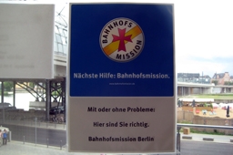 ベルリンの駅構内に設置されている、若者によるボランティアを案内する看板