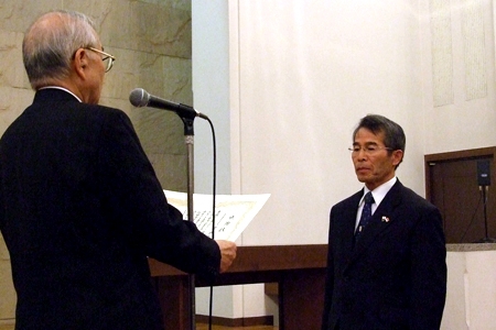 今年の聖書事業功労者に選ばれ、賞状を受け取る齋藤宏一・音吉顕彰会会長