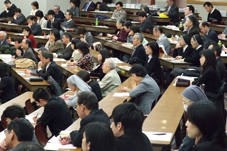 講演会に参加した学校関係者ら。今年はキリスト教学校へ子どもを入学させることを希望している保護者らにも参加を呼び掛けたため、保護者らを含めた約１５０人が参加した。