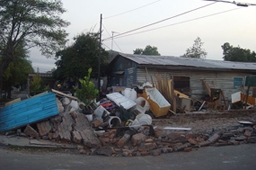 地震で崩壊したレンガ塀。震源に近いチリ中部のコンセプシオンでは、十数階建てのアパートや高速道路なども崩壊するなど特に大きな被害が出ている。