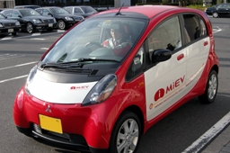 五島地域の営業所でレンタルの始まった三菱自動車の「ｉ−ＭｉＥＶ」