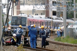 列車事故で脱線したＪＲ福知山線の列車＝０５年４月２５日