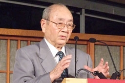 第２部の集会で講演する東京聖書学院名誉院長の小林和夫氏＝６月２７日