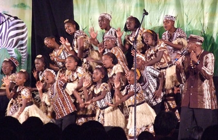 パワフルな踊りを披露するワトトの子どもたち＝１７日、東京都新宿区の淀橋教会で