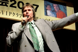 「ビル・ウィルソン東京大会２００７」で講演するビル・ウィルソン氏＝２００７年４月１０日、東京・永田町の星陵会館で