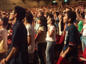 熱気に包まれる会場の様子