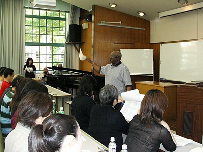 参加者にゴスペルソングを指導するバーナード・ピンダー氏＝３日、東京女子大学で