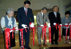 ８周年記念特別企画展「三浦綾子の歴史小説『海嶺』」開幕のテープカット