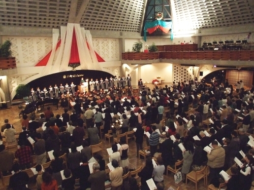 「きよしこの夜」を合唱する会衆＝２４日、東京・淀橋教会で