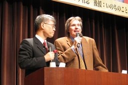 講演するビル・ウィルソン師（写真右）と通訳の万代栄嗣師（同左）＝１１日、星陵会館（東京・永田町）で