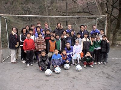 マーカス選手と子どもたちは大好きなサッカーを元気いっぱい楽しんだ＝奥多摩バイブルシャレー提供