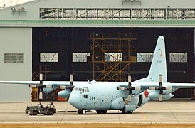 【小牧基地で待機するＣ１３０輸送機】