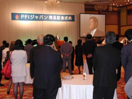 PFIジャパン発足式典で日本での犯罪防止を訴えるPFI代表ニッケル氏（03年10月22日、東京・品川プリンス）