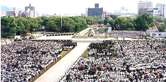 平和記念公園の原爆死没者慰霊碑(広島平和都市記念碑)前で挙行された平和記念式典（広島市）