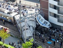 脱線しマンションにぶつかった列車＝２５日午前９時４２分、兵庫県尼崎市で &copy;朝日新聞