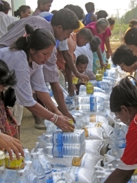 水と食糧を配布するWVスタッフ（インドネシア、&copy;WV）