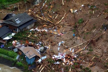 豪雨による土砂崩れで家屋が流され、２人が下敷きになった現場＝大分県日田市 11日 &copy;毎日新聞)