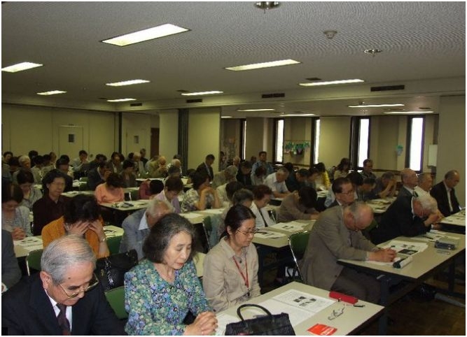 ２時４６分に祈りを捧げる参加者ら。（２０１１年６月１１日=東京都千代田区富士見町教会で）