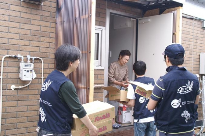 被災地仮設住宅に支援物資を届ける国際飢餓対策機構スタッフら（写真提供＝国際飢餓対策機構）　　 