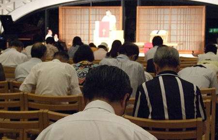 教派を超えて被災地復興のために祈る参加者たち＝１１日、東京都新宿区の淀橋教会で