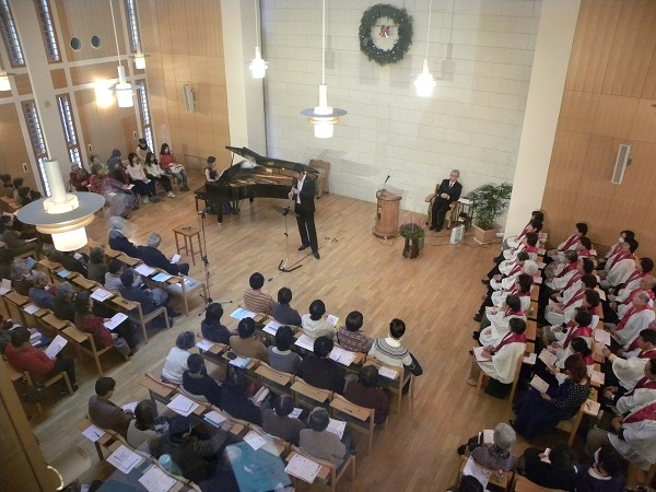 演奏に聴き入る参加者たち＝１１日、岡山県備前市の日本イエス・キリスト教団香登教会で（写真提供：香登教会）