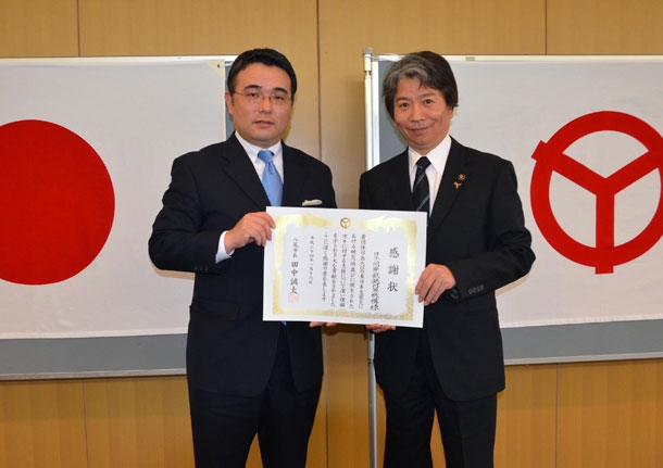 日本国際飢餓対策機構の岩橋竜介理事長（写真左）と田中誠太八尾市長（同右）＝１６日、大阪府八尾市で（写真提供：日本国際飢餓対策機構）