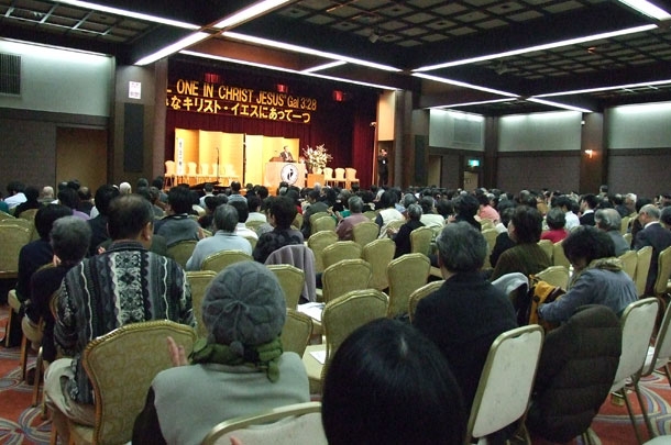 日本ケズィック・コンベンションの創立５０周年記念式典に全国から集まった約５００人の教職信徒ら＝２０１１年２月２３日、神奈川県の箱根ホテル小涌園で