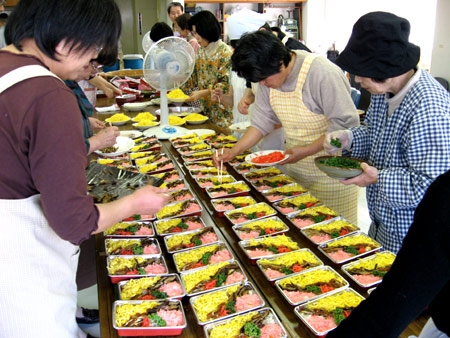 愛媛県松山市にある松山福音センター（万代栄嗣牧師）で２９日、同教会員ら約１００人が総出で、翌３０日に開催される年に一度の教会バザーの準備を行った。同バザー名物のちらし寿司「福音ずし」約６００個が、机の上いっぱいに次々と並べられていった。